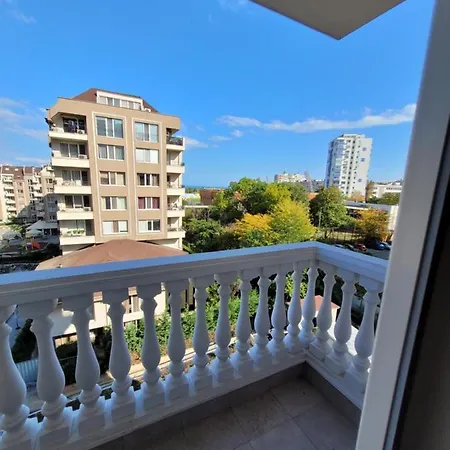 Сдаётся Посуточно Трёхкомнатная Квартира В Прекрасном Комплексе Перла * Burgas